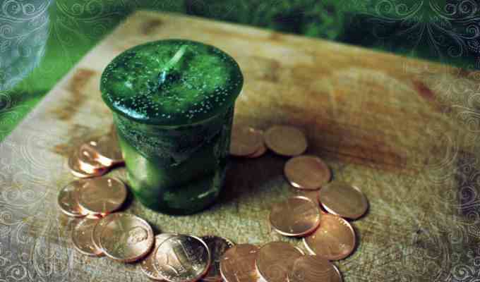 Монеты и зеленая свеча